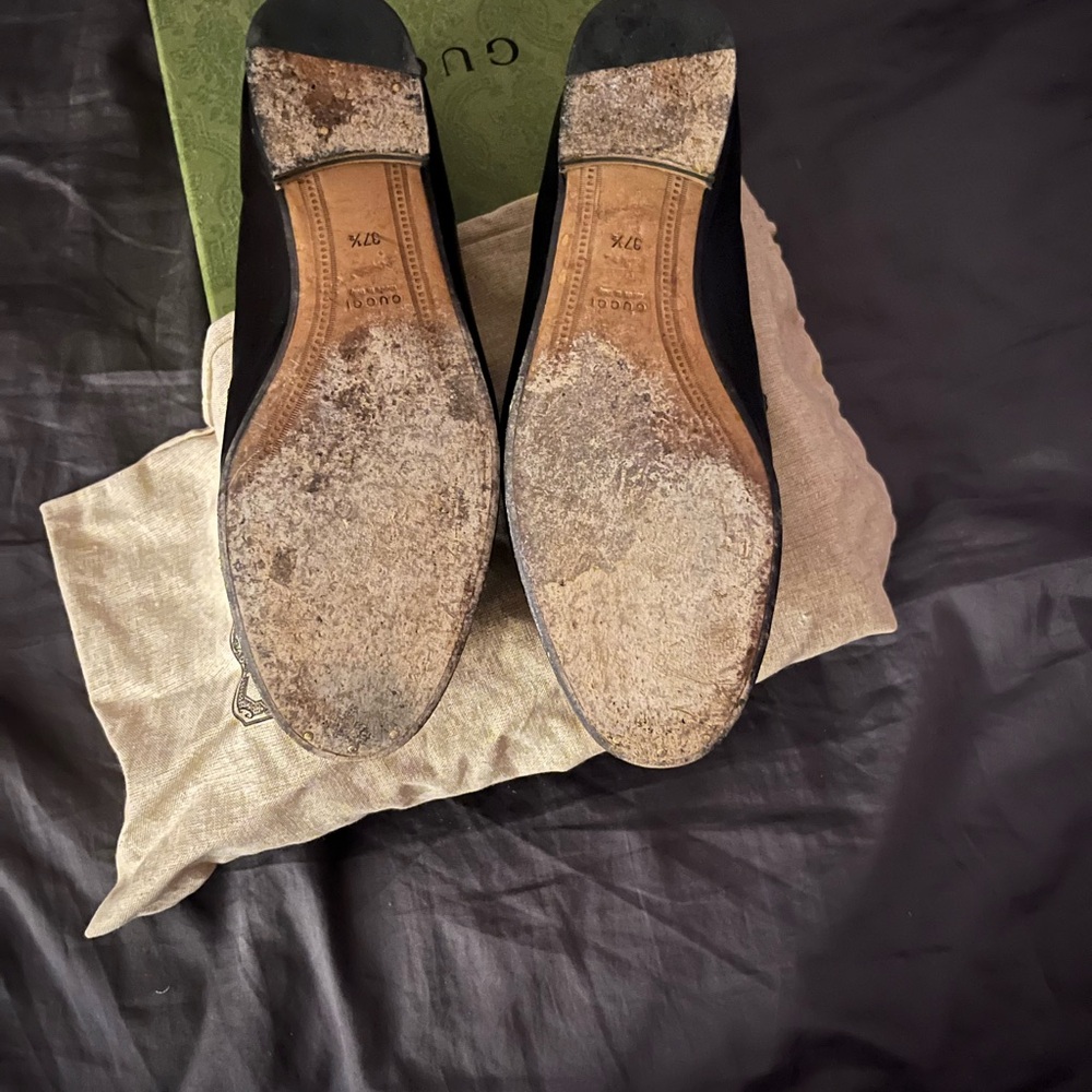 Gucci women’s Black Leather Loafers with Gold Hardware - Picture 2 of 6